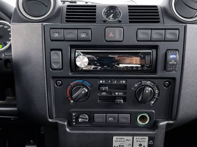 Land Rover Defender 90