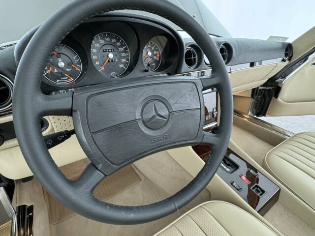 Mercedes-Benz 560 SL