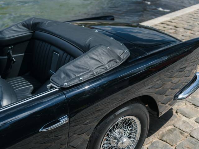 Aston Martin DB 5 Volante
