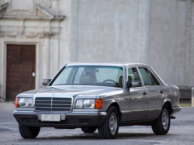 Mercedes-Benz 380 SE - A stately car in a stately context