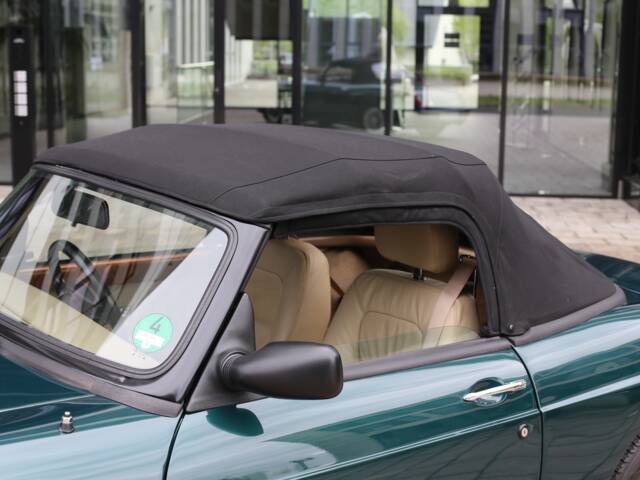 MG RV8