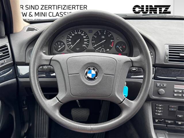 BMW 528i