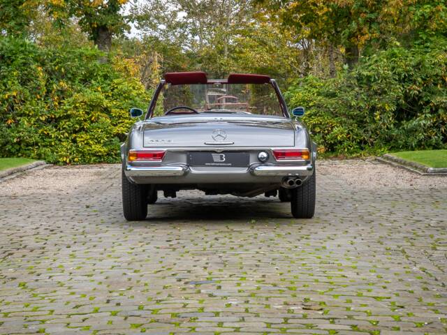 Mercedes-Benz 230 SL