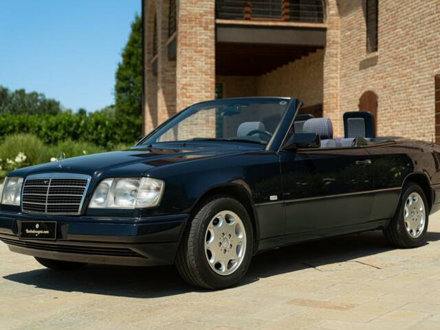 Image 1/50 of Mercedes-Benz 200 CE (1997)