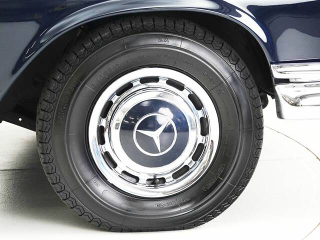Mercedes-Benz 220 SE b