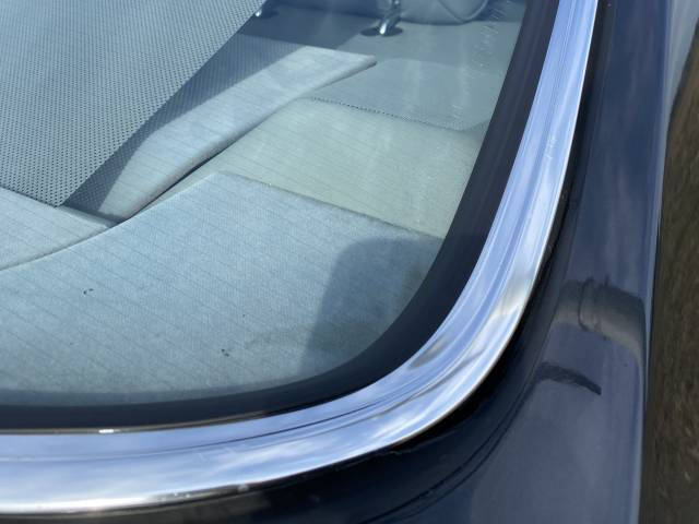 Mercedes-Benz 560 SEC - Am Fensterrahmen alles wie es sein soll...