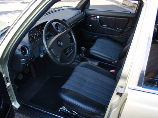 Mercedes-Benz 230 E