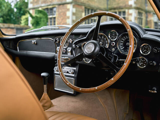 Aston Martin DB 6 Mk II