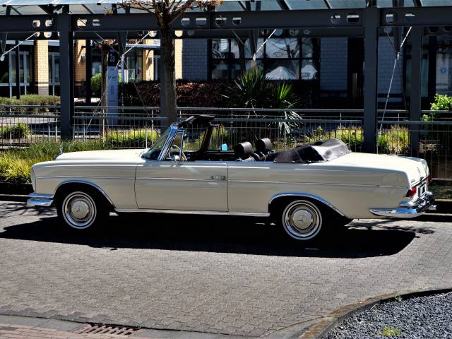 Mercedes-Benz 300 SE