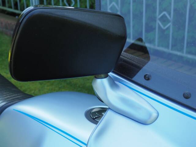 BMW R 100 RS - De voetjes van de spiegels gespoten in blauw zoals de motor uit de fabriek kwam