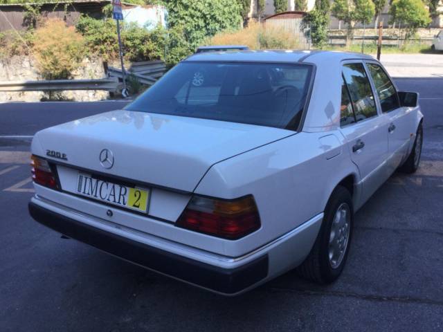 Mercedes-Benz 200 E