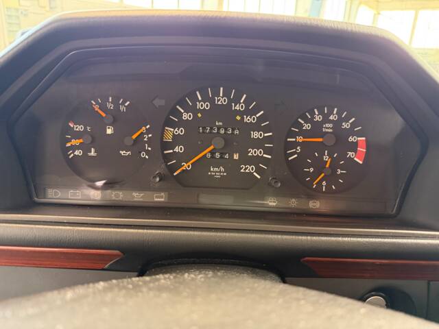 Mercedes-Benz 230 E