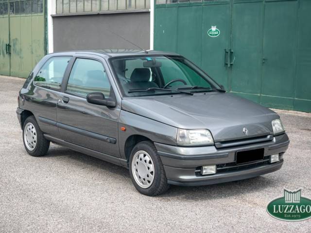 Image 1/38 of Renault Clio I 1.2 (1995)