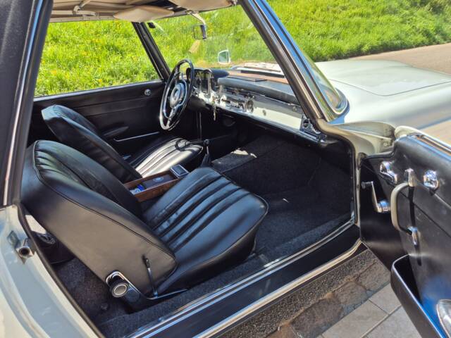 Mercedes-Benz 230 SL