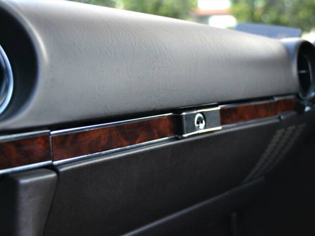 Mercedes-Benz 560 SL