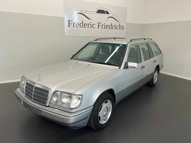 Mercedes-Benz 220 E