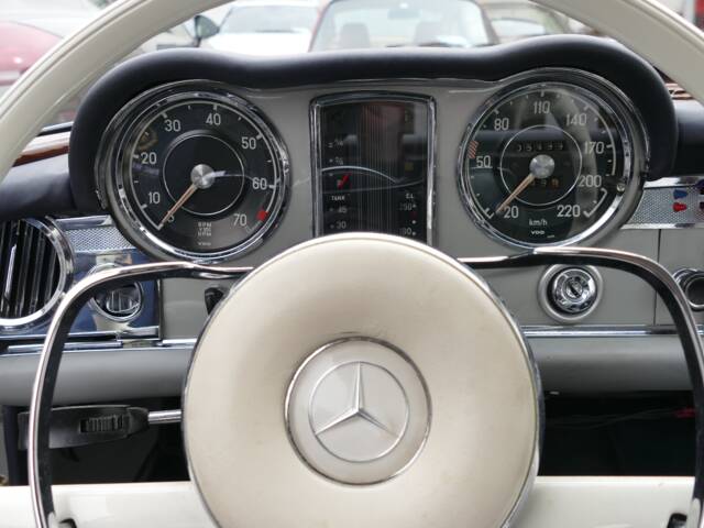 Mercedes-Benz 230 SL
