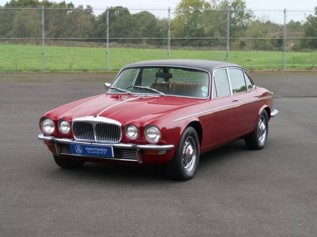 Image 1/50 of Daimler Double Six (1976)