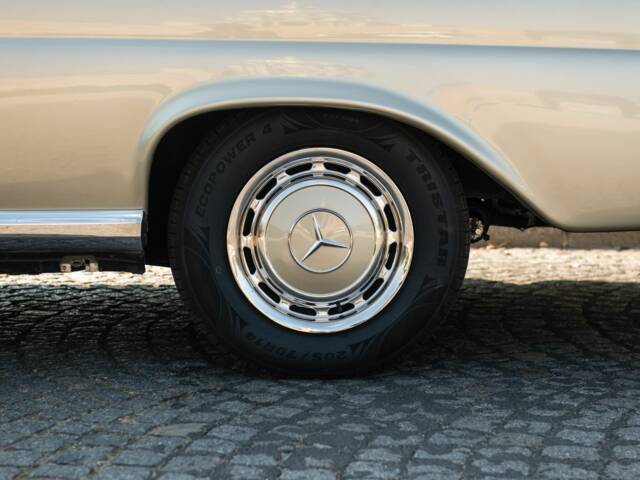 Mercedes-Benz 220 SE b