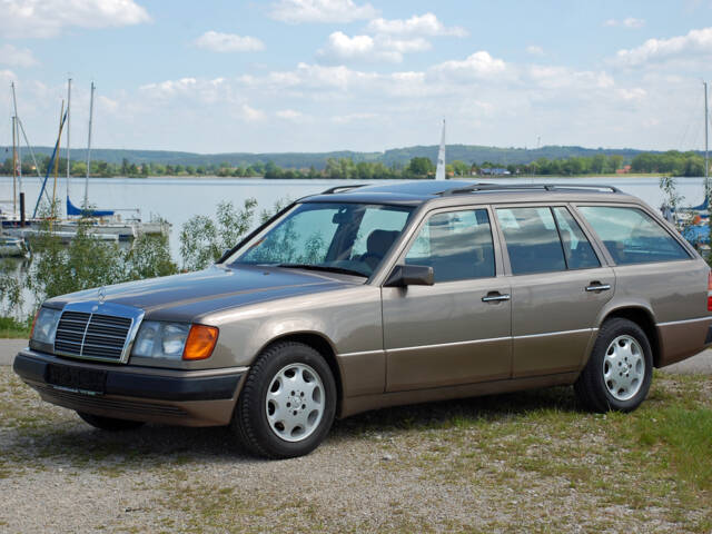 Image 1/37 de Mercedes-Benz 200 TE (1989)