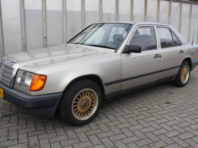 Image 1/12 of Mercedes-Benz 230 E (1985)