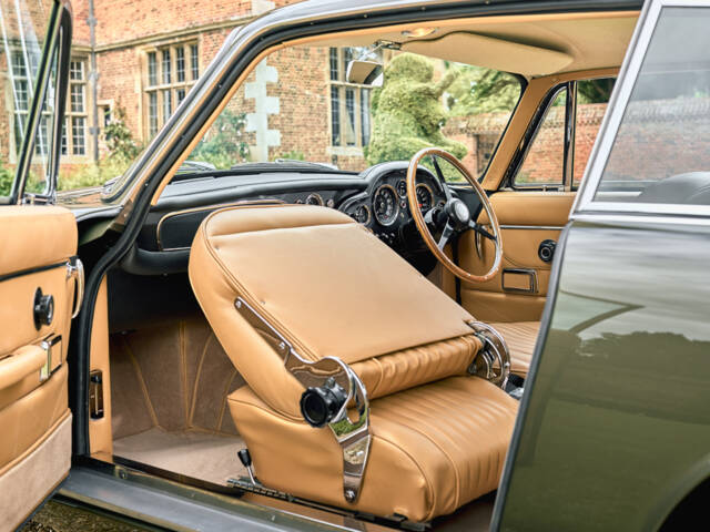 Aston Martin DB 6 Mk II