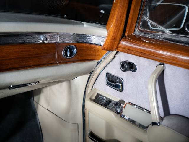 Mercedes-Benz 600