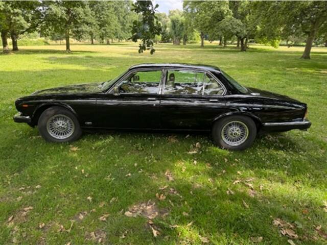 Image 1/5 of Jaguar XJ 12 (1989)