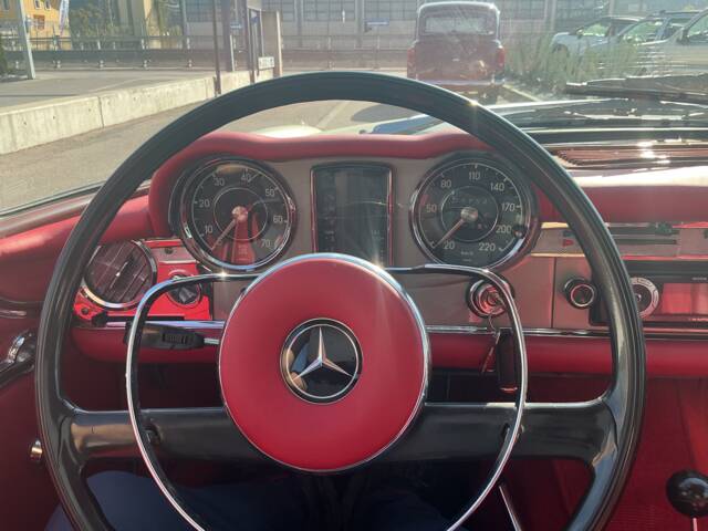 Mercedes-Benz 230 SL