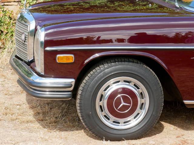 Mercedes-Benz 220