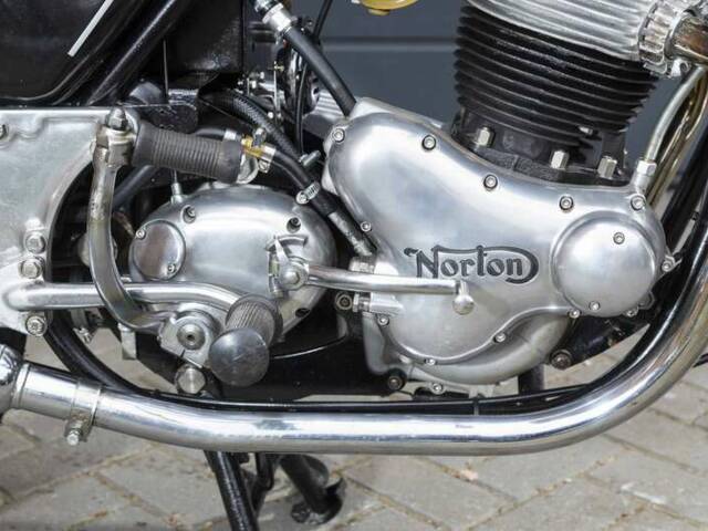 Norton Commando 750 Roadster