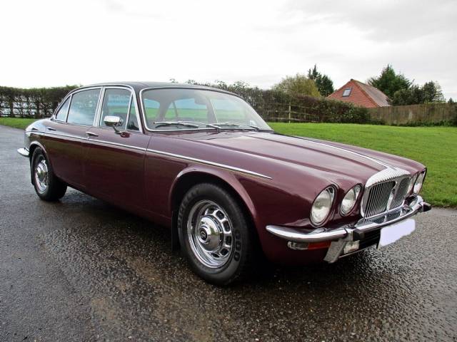 Bild 1/5 von Daimler Double Six (1977)