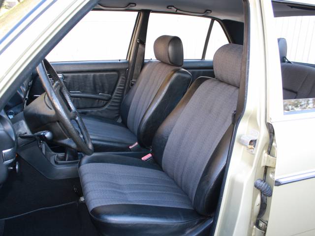 Mercedes-Benz 230 E