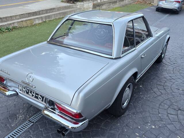 Mercedes-Benz 230 SL