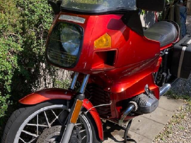 BMW R 80 RT - 43 jährige Dame im roten Kleid