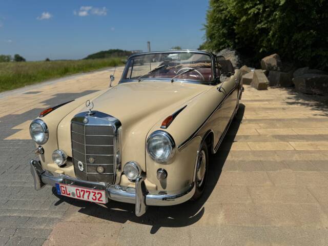 Immagine 1/81 di Mercedes-Benz 220 S Cabriolet (1956)