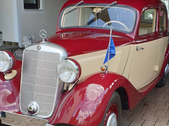 Limousine viertürig seitlich vorne mit Fahne (Original)