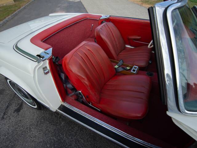 Mercedes-Benz 230 SL