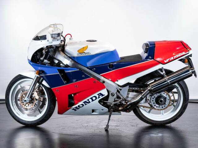 Honda VFR 750R RC 30