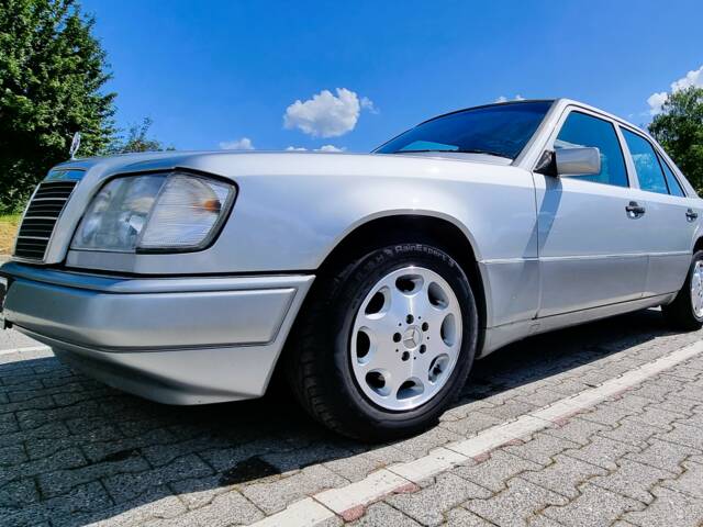 Bild 1/12 von Mercedes-Benz E 220 (1994)