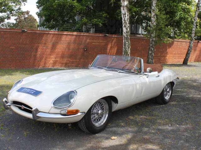 Image 1/23 of Jaguar E-Type 3.8 (1964)