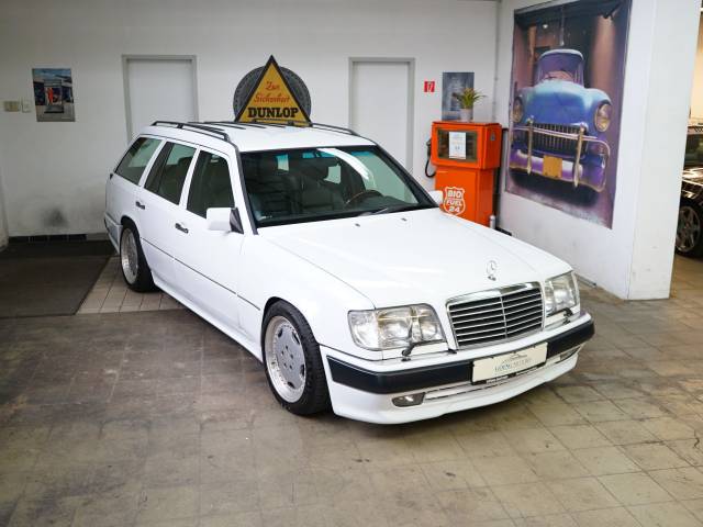Image 1/36 of Mercedes-Benz E 300 Turbodiesel T (1995)