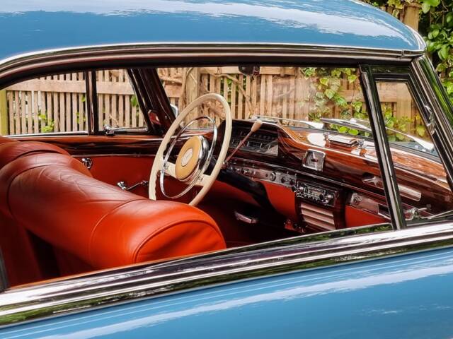 Mercedes-Benz 220 SE
