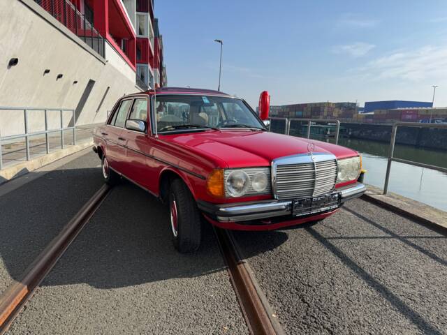 Image 1/65 of Mercedes-Benz 200 D (1982)