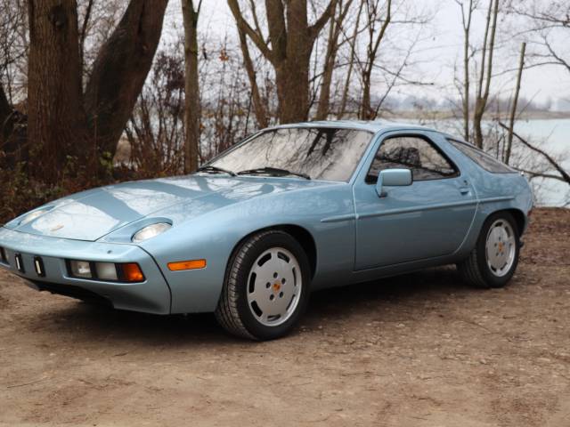 Porsche 928 - Front