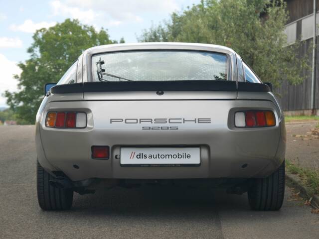 Porsche 928