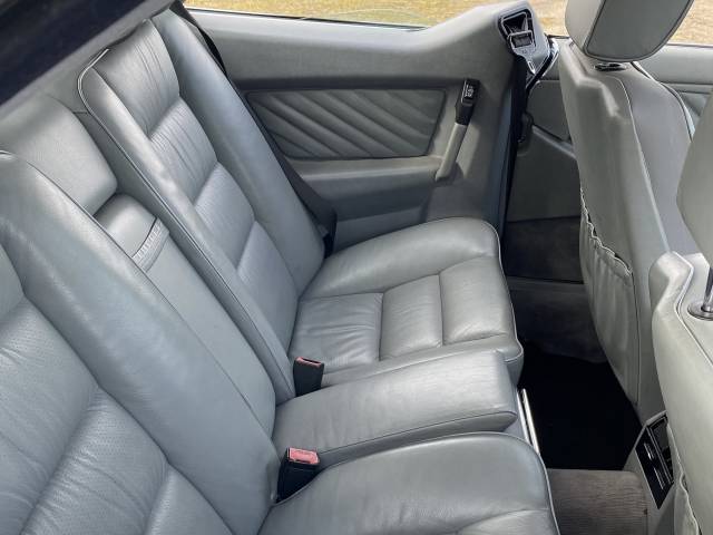 Mercedes-Benz 560 SEC - ...oder lassen Sie sich fahren, denn hier war auch hinten noch Platz vorhanden.