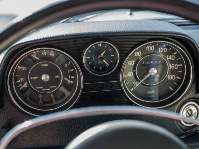 Mercedes-Benz 220