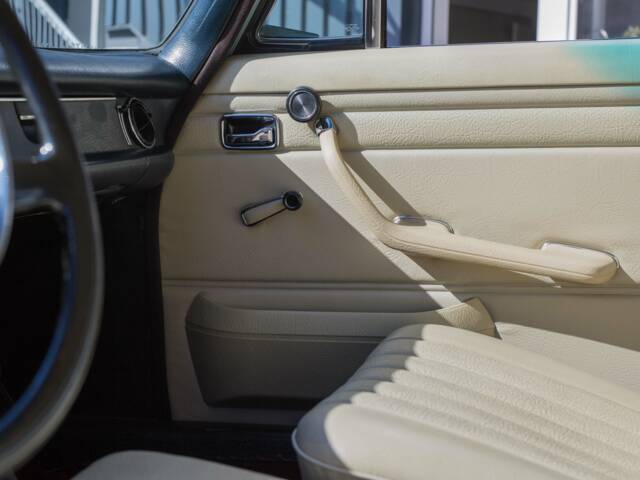 Mercedes-Benz 220