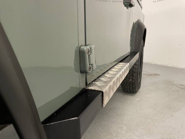 Land Rover Defender 90